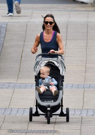 Pippa Middleton promène son petit Arthur et en profite pour faire de l'exercice, à Londres, le 6 août 2019.