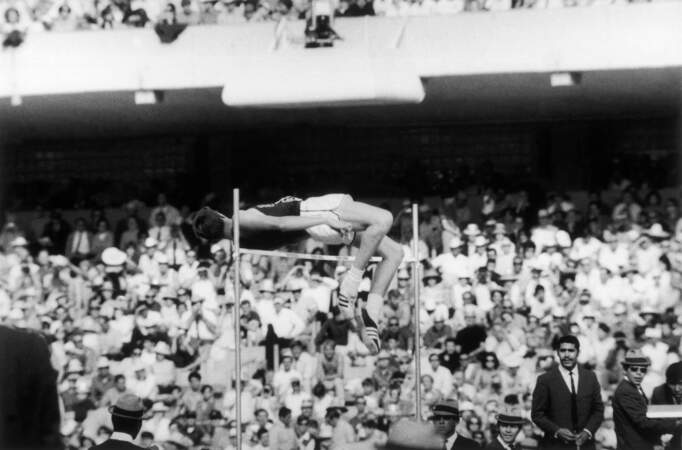 L' Américain Dick Fosbury révoltionne le saut en hauteur aux JO de 1968 en passant la barre sur le dos