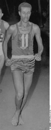 En 1960 à Rome, le look d'Abebe Bekila, marathonien, n'a rien d'extraordinaire, si ce n'est qu'il est pieds nus