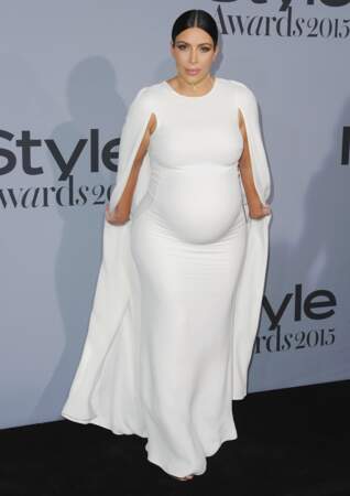  Kim Kardashian en robe cape blanche Valentino, lors des InStyle Awards à Los Angeles, le 26 octobre 2015