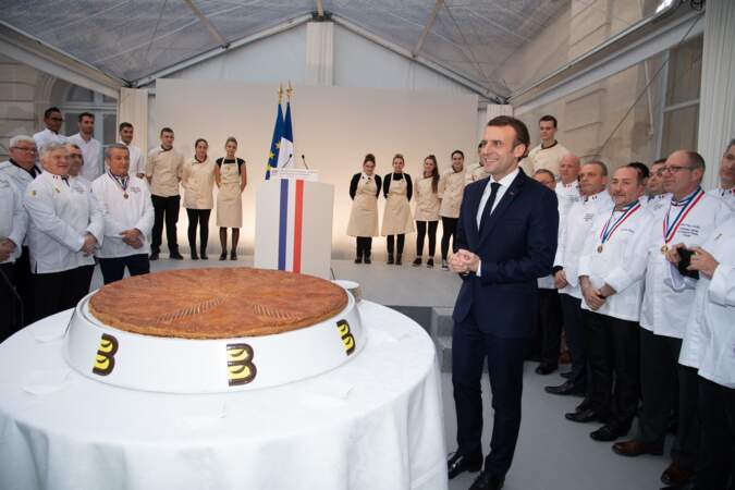 Emmanuel Macron se frotte les mains face à cette galette des rois gigantesque