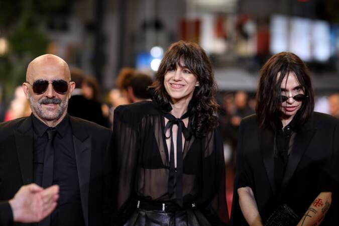 Gaspar Noé, Charlotte Gainsbourg et Béatrice Dalle lors de la montée des marches de son dernier film Lux Aeterna.
