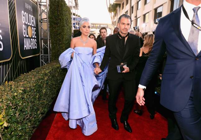 Lady Gaga et son compagnon Christian Carino sur le tapis rouge des Golden Globes le 6 janvier 2019 à Los Angeles