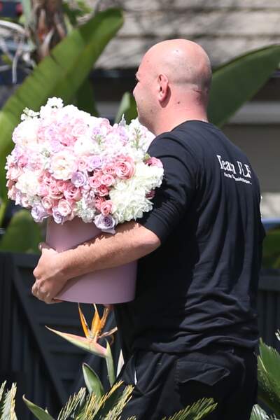 Laeticia Hallyday reçoit de nombreux bouquets de fleurs à Pacific Palisades pour son anniversaire le 18/03/18