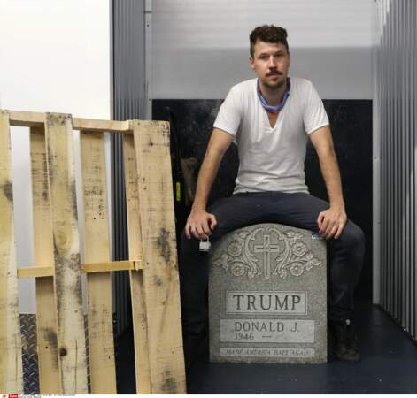 L'artiste Brian Andrew Whiteley a réalisé une pierre tombale au nom de Donald Trump