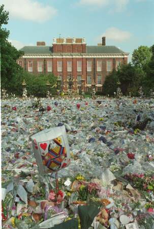 Une mer de fleurs devant  Kensington Palace, résidence de la princesse Diana. L'émotion est planétaire