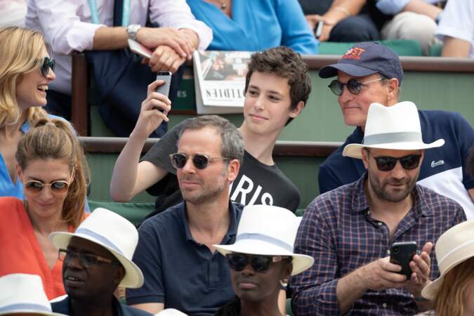 Le fils de Julie Gayet prenant un selfie avec Woody Harrelson à Roland Garros le 9 juin 2018