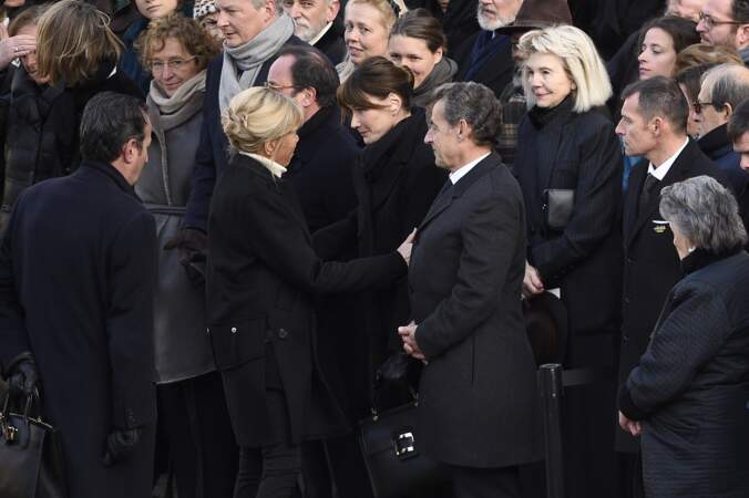 Brigitte Macron salue Carla Bruni-Sarkozy et Nicolas Sarkozy lors de la cérémonie d'hommage à Jean d'Ormesson