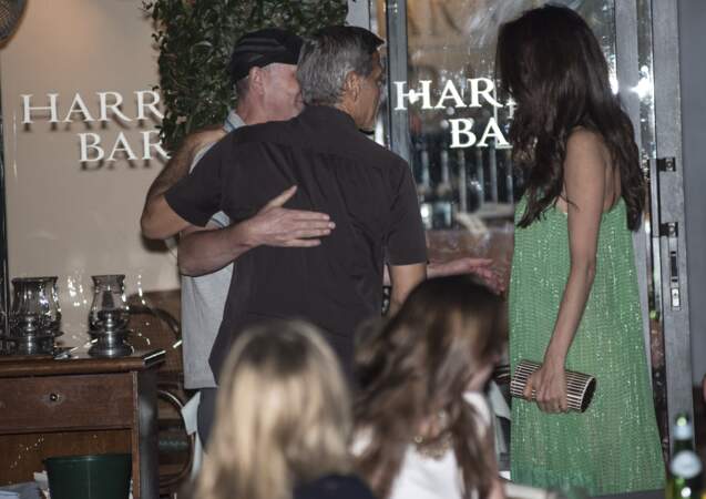 Amal Clooney magnifique en robe longue verte Stella Mac Cartney pour une soirée en amoureux avec George Clonney