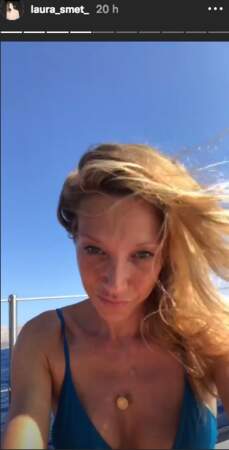 Laura Smet a sorti un beau bikini bleu pour bronzer sur le pont d'un voilier