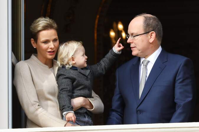La princesse Charlène, le prince Albert II de Monaco et leur fils Jacques au balcon du palais princier