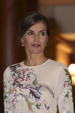 Letizia d'Espagne  : chignon chic, robe crème brodée en honneur de la première dame de Chine