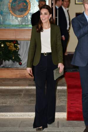 Kate Middleton, portant une pochette L.K. Bennett, visite la base militaire de la RAF à Chypre le 5 décembre 2018