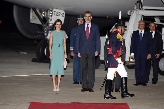 Le roi Felipe VI et Letizia d'Espagne très élégants pour leur arrivée à Buenos Aires  le 25 mars 2019.
