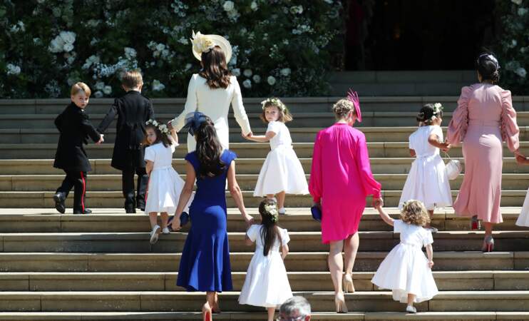 Kate Middleton main dans la main avec la princesse Charlotte. Le prince George tourne la tête vers les photographes