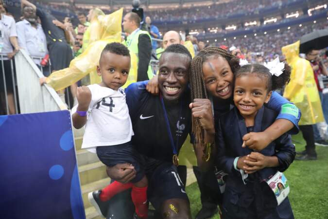 Blaise Matuidi avec ses enfants Myliane, Naëlle et Eden après la victoire des Bleus à la Coupe du monde