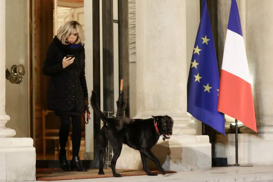 En talons hauts pour promener Nemo, rien ne fait peur à Brigitte Macron