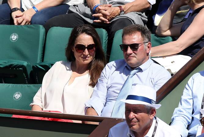 Pierre Sled en compagnie de sa bien-aîmée est très attentif à l'échange de balle sur les courts de Roland Garros