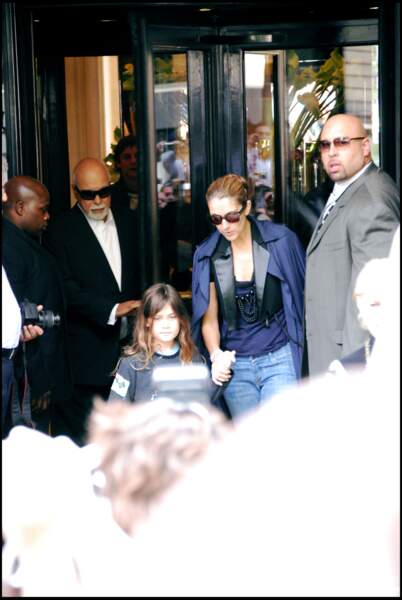 Céline Dion, René Angélil et René-Charles à la sortie de l'hôtel George V à Paris, en 2008