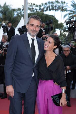 Alessandra Sublet en large pantalon fuchsia et chemisier transparent pour le tapis rouge de Cannes avec son mari