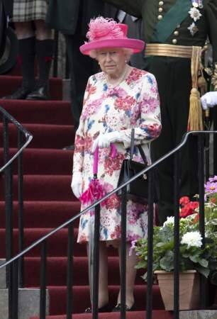 Elizabeth II, en tenue très fleurie, lors d'une garden party au palais de Holyroodhouse à Edimbourg le 4 juillet
