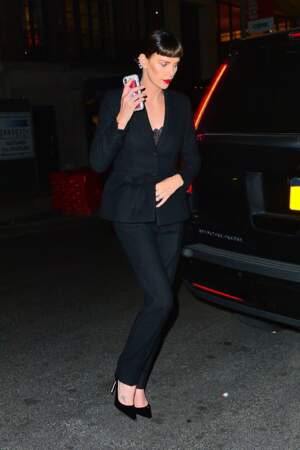 Charlize Theron change de look en adoptant une frange ultra courte et les cheveux noirs