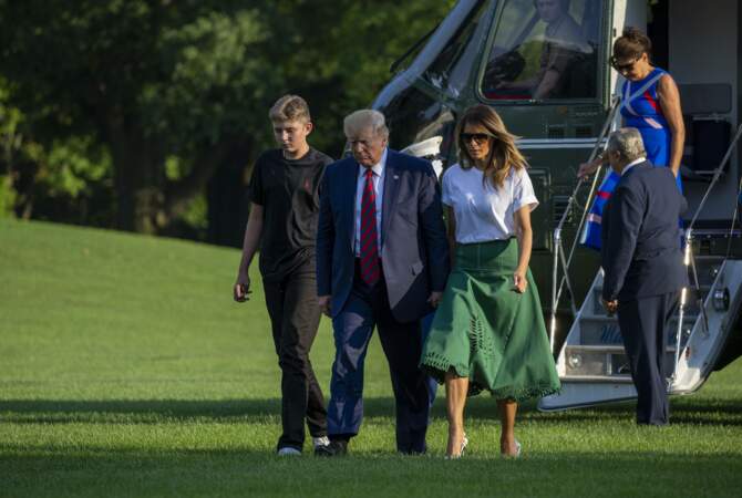 Donald, Melania et leur fils Barron Trump s'éloignent de l'hélicoptère