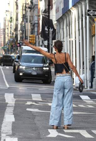Katie Holmes lève la main pour appeler un taxi dans les rues de New York