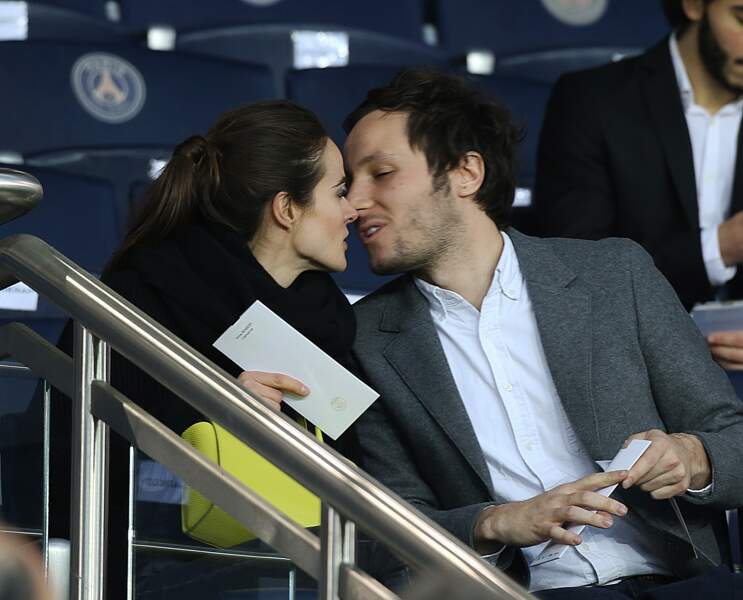 Vianney se rapproche de sa compagne Catherine pour un baiser au parc des Princes ce 29 avril