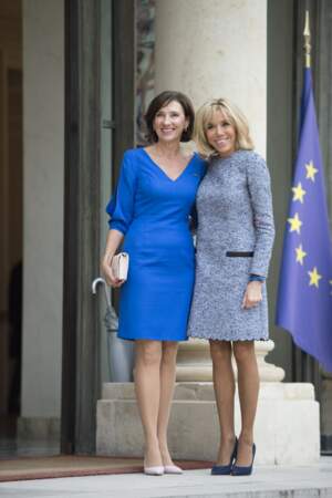 Brigitte Macron et Carmen Iohannis, la femme du président roumain, toutes les deux en robe courtes et bleues