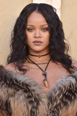 Rihanna porte un choker fin en velours fin 