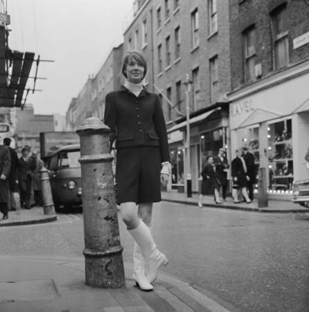 Une légende en marche en bottes blanches, détail qui fait la différence, dans les rues du Swinging London.