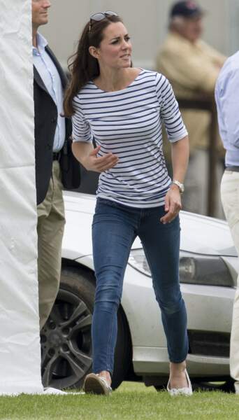 La marinière, un classique du dressing de Kate, porté ici avec un jean slim lors d'un match de polo en 2014