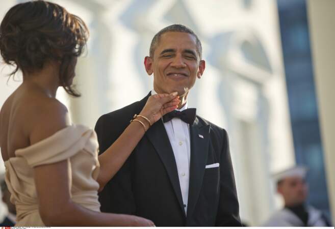 Michelle et Barack Obama jouent à "je te tiens, tu me tiens par la barbichette. Le président est parti pour perdre