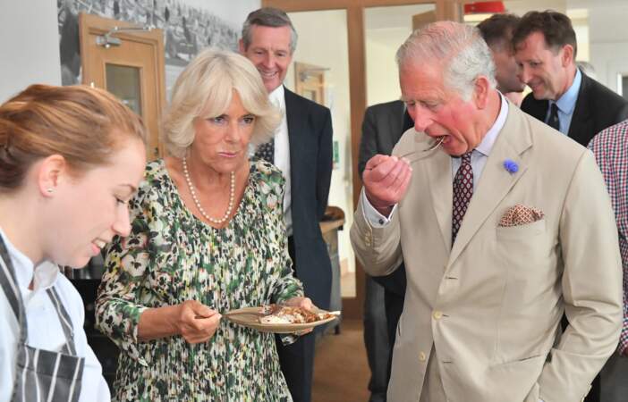 Camille Parker Bowles et le prince Charles ne font qu'une bouchée du gâteau d'anniversaire de Camilla