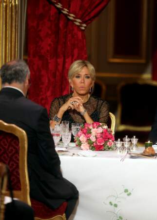 Brigitte Macron : une nouvelle nuance de blond et un chignon sophistiqué