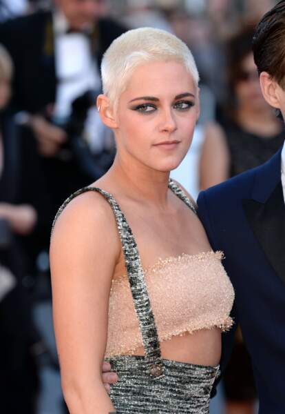 la coupe ultra courte et blond platine de Kristen Stewart en mai 2017 à Cannes