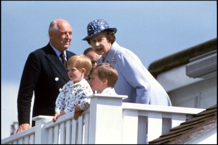 La reine Elizabeth II avec ses petits fils Harry et William au Guards Polo Club à Windsor, en 1987