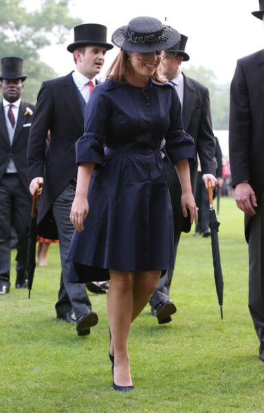 La princesse Eugenie d'York élégante en robe chemise bleue nuit avec un chapeau assorti.