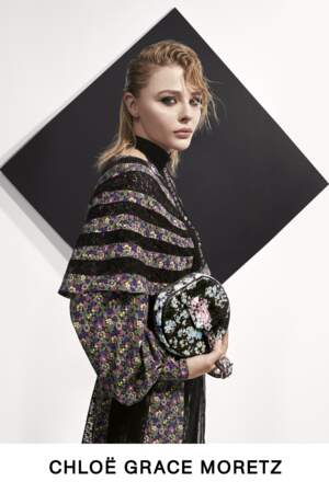 Chloë Grace Moretz porte un look fleuri, bohème, pour la collection Pre-Fall de Louis Vuitton.