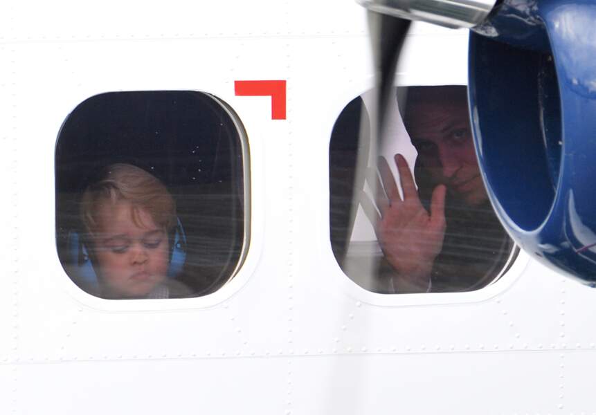 Le prince George et le prince William lors du départ de la famille royale du port de Victoria le 1er Octobre 2016