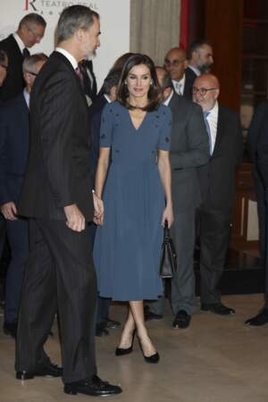 La reine Letizia d'Espagne portait une robe longue bleue signée Hugo Boss