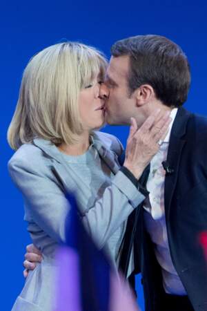 Emmanuel et Brigitte Macron lors de son discours après l'annonce des résultats du premier tour, le 23 avril 2017.