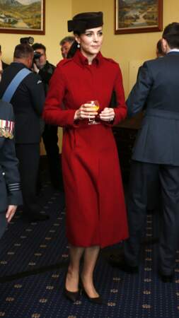 Princesse Kate radieuse dans son manteau rouge L.K. Bennett