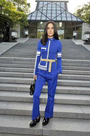 Egérie de la marque, Jennifer Connelly était toute de bleu vêtue au défilé Louis Vuitton Croisière 2018.