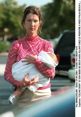 Céline Dion et son bébé René-Charles âgé de deux mois, à Los Angeles en 2001