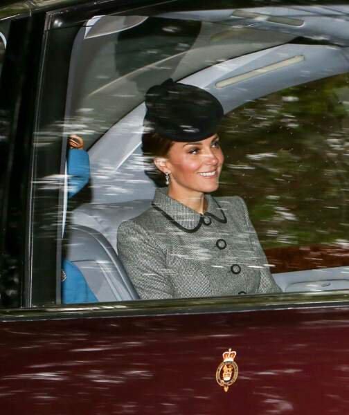 Kate Middleton ultra chic avec son manteau Catherine Walker et son joli chapeau