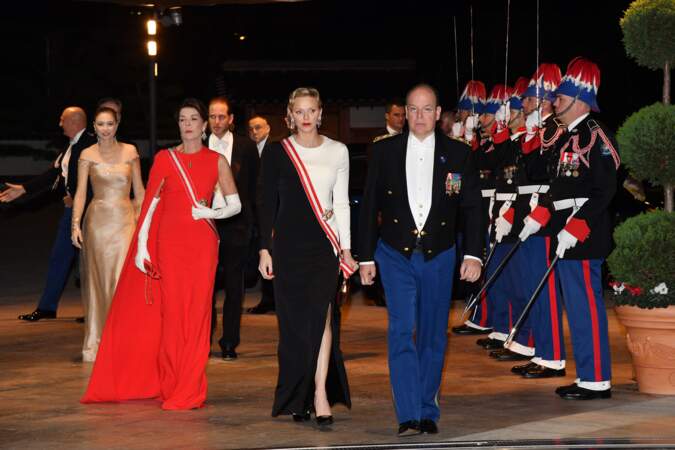 La princesse Charlene de Monaco en robe bicolore
