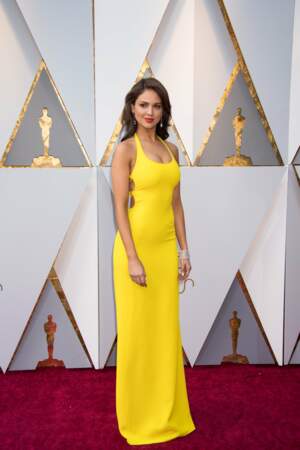 Eiza Gonzalez a mis en valeur sa silhouette en robe jaune près du corps