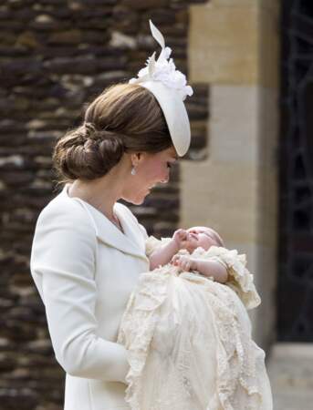 Kate Middleton serre affectueusement sa fille dans ses bras, à la sortie du baptême.